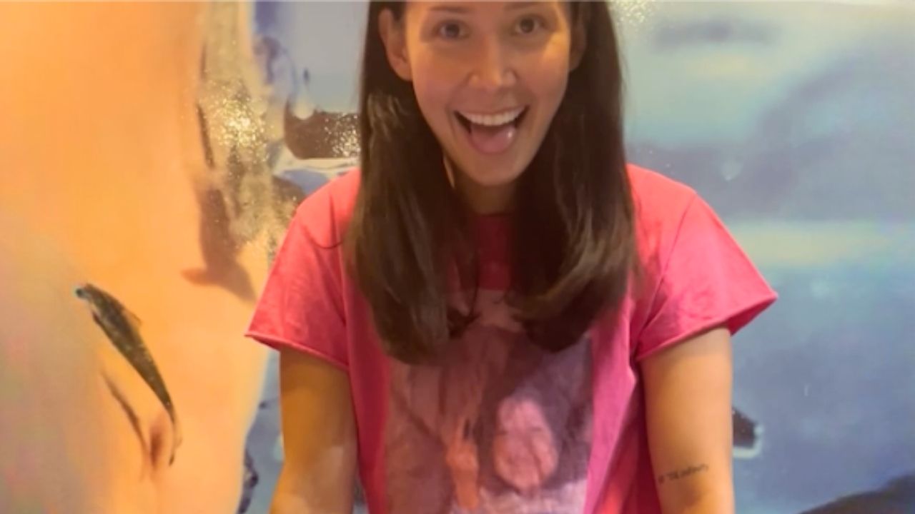 Paralyzed Woman's Legs Twitch When Her Feet Are Kissed By Fishes