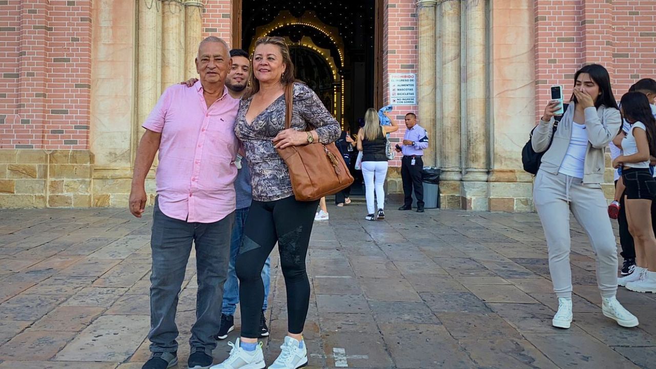 Grandparents Surprised In Colombia When U.S.-Born Granddaughter They've Never Met Photobombs Pic